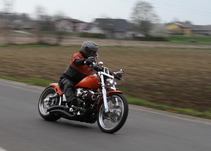 03 Harley Davidson Softail custom na ulicy