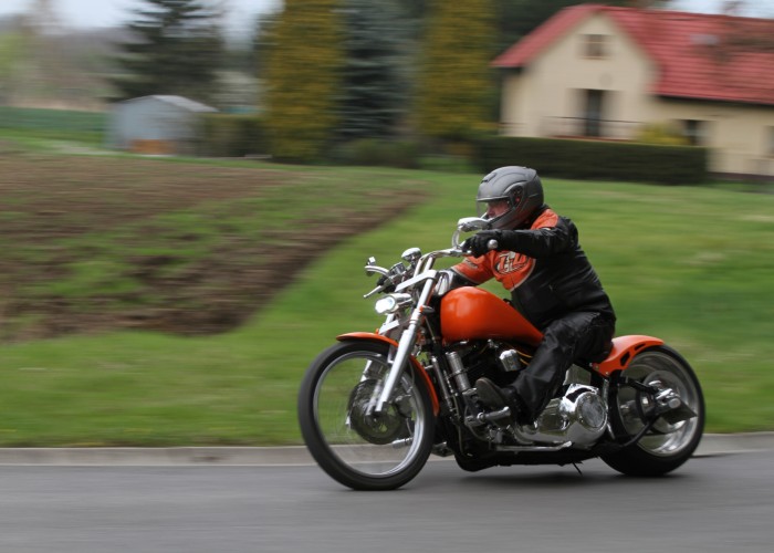 04 Harley Davidson Softail custom na drodze