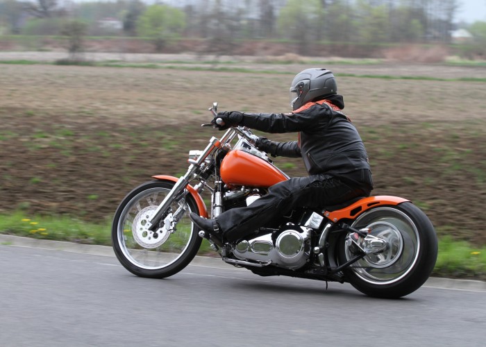 06 Harley Davidson Softail custom podczas jazdy