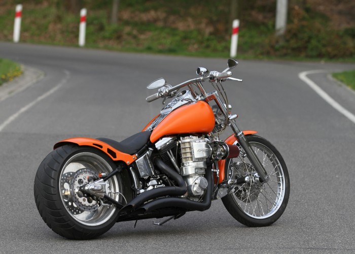 11 Harley Davidson Softail custom prawa strona
