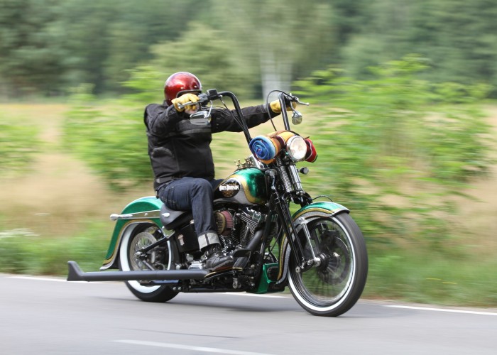 06 Harley Davidson Softail Springer podczas jazdy