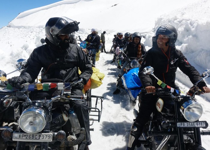 12 Motocyklisci w Himalajach