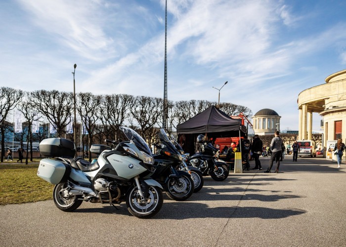 motocykle przed Hala 100 lecia we Wroclawiu