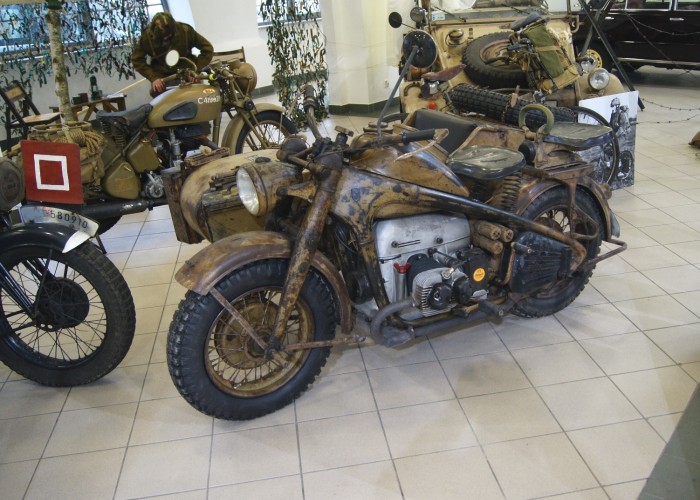 31 motocykl camo Wystawa i Inscenizacja Klasycznej Motoryzacji 2023
