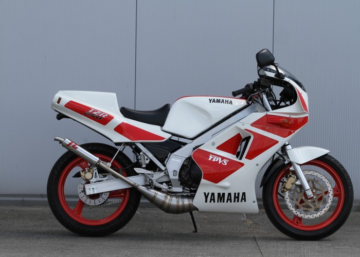 06 Yamaha TZR 250 prawy bok