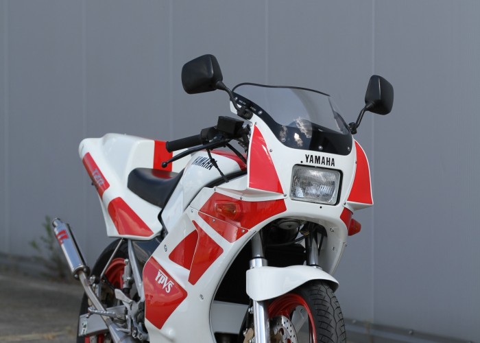 17 Yamaha TZR 250 przodem