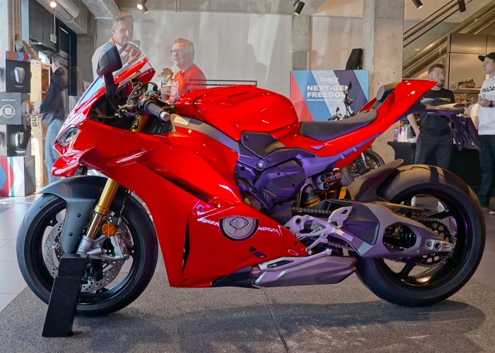 Ducati Panigale V4S 2025 profil