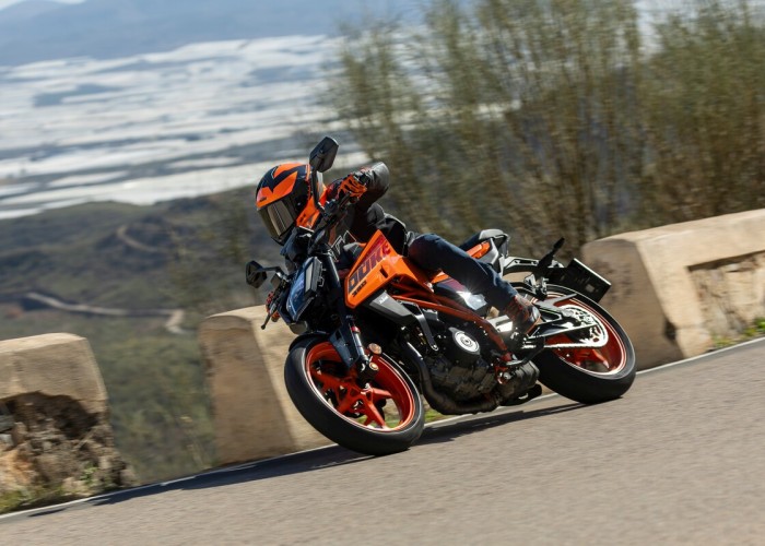 21 test motocykla KTM Duke 390 2024