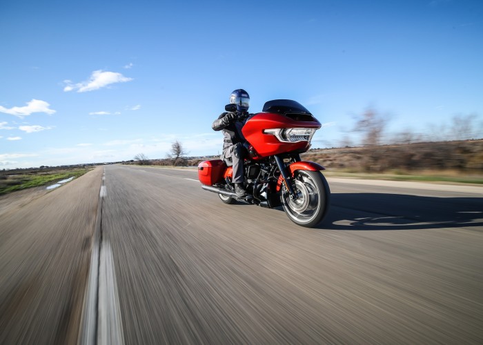 19 Harley Davidson Road Glide 2024 na prostej