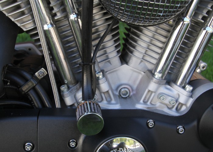 35 Harley Davidson Retro Garage Sportster z bliska