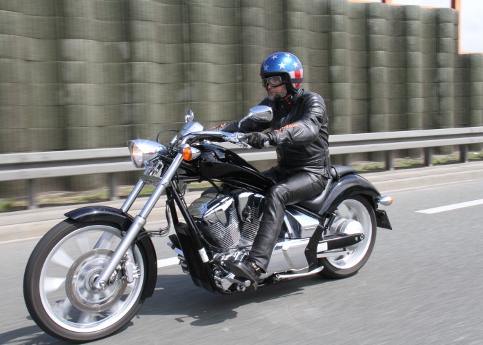 02 Honda Fury VT 1300 CX na ulicy