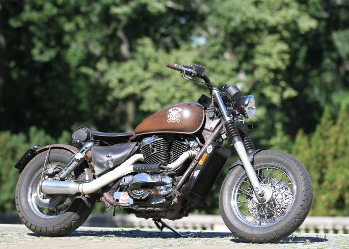 27 Honda VT 1100 Bobber na tle drzew