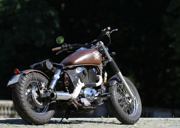 28 Honda VT 1100 Bobber polprofil tyl