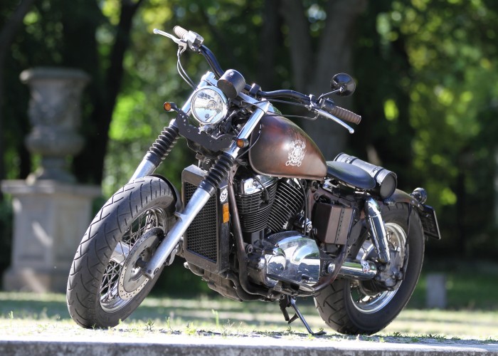 32 Honda VT 1100 Bobber lewa strona