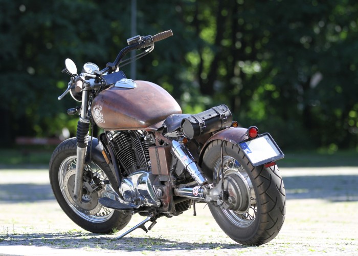 34 Honda VT 1100 Bobber od tylu