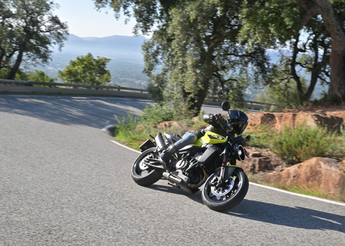 07 Husqvarna Vitpilen 801 wyjscie z zakretu