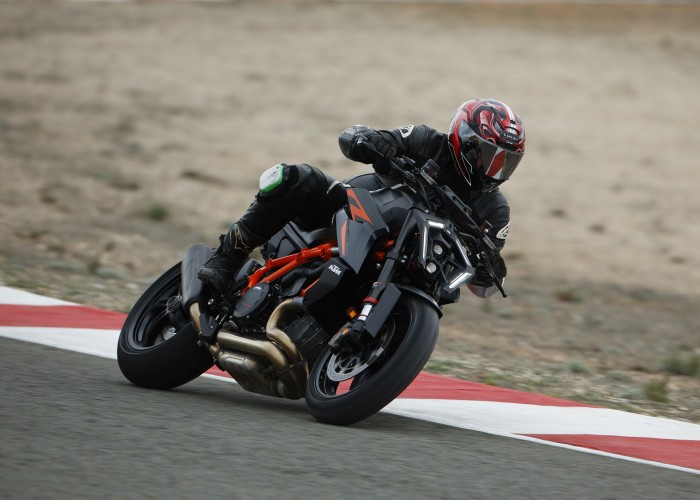 01 KTM Superduke 1390 model 2024 test motocykla