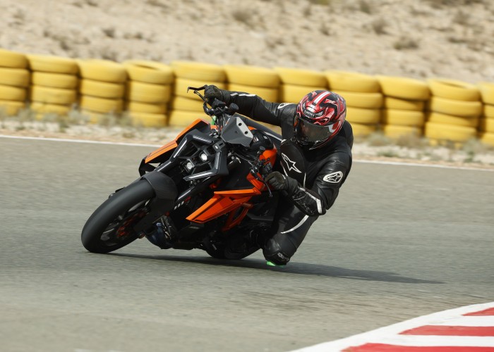 10 KTM Superduke 1390 w zakrecie 2024 test