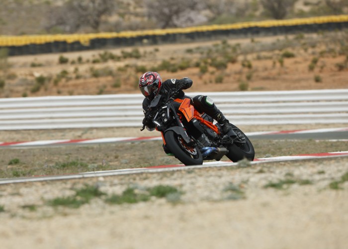 11 testy na torze KTM Superduke 1390 model 2024