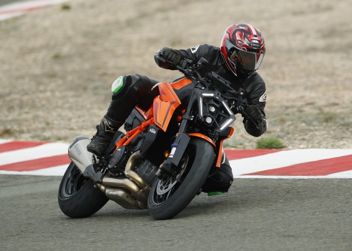 13 KTM Superduke 1390 nowy model 2024 na torze