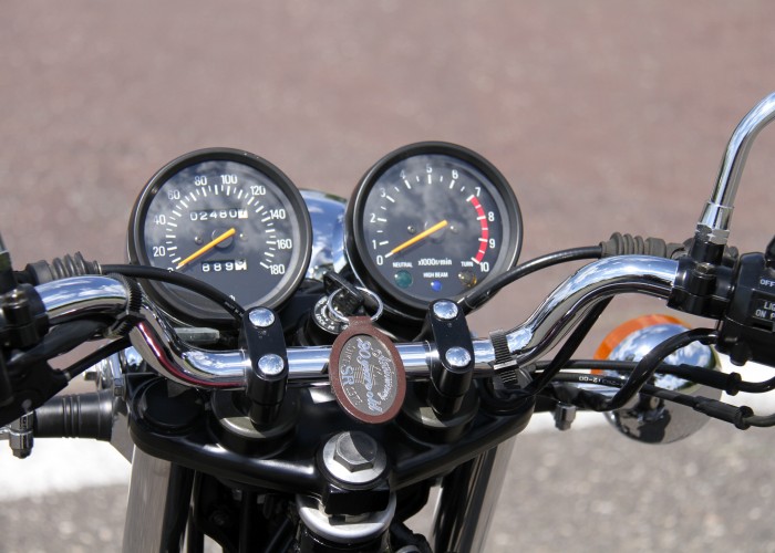 06 Yamaha SR 500 zegary