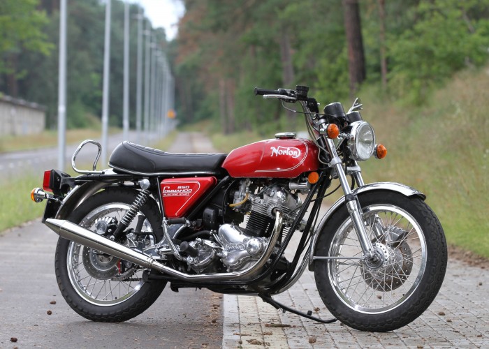 01 Norton Commando na ulicy