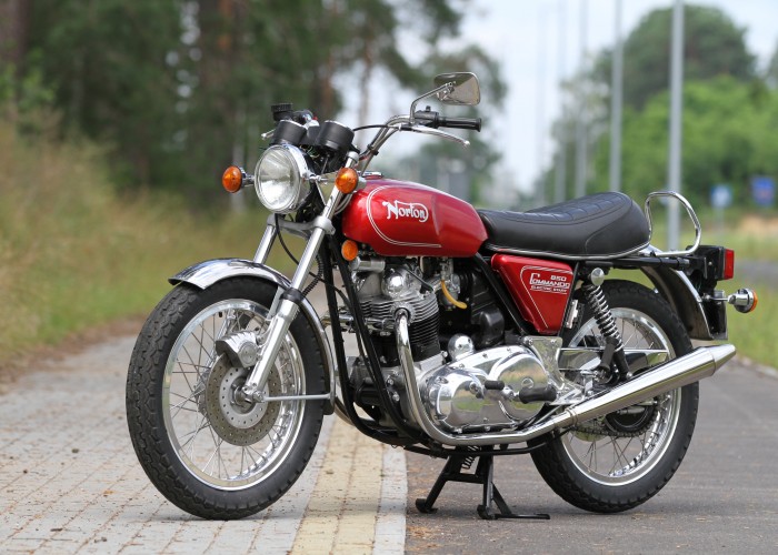 04 Norton Commando na asfalcie