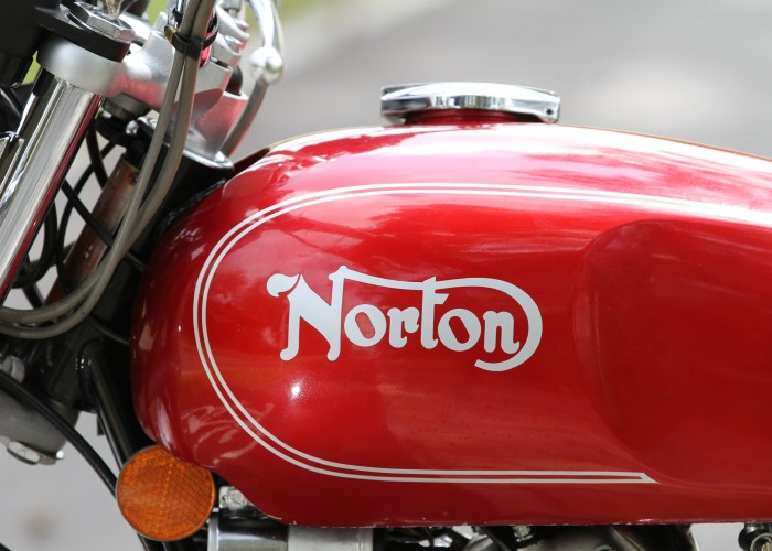 14 Norton Commando bak