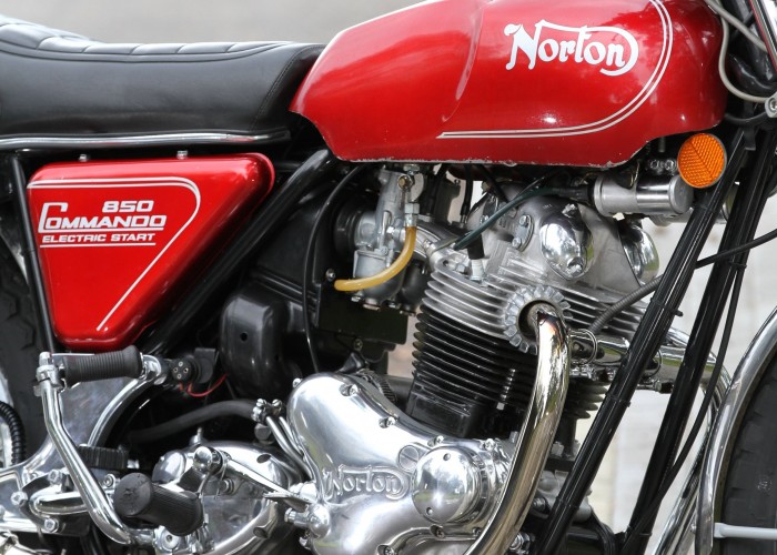 28 Norton Commando z bliska