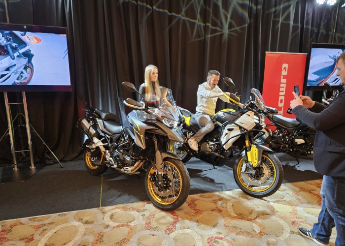 11 QJMotor motocykle turystyczne prezentacja