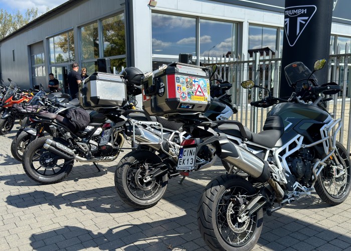 05 motocykle triumph na otwarciu salonu w lodzi