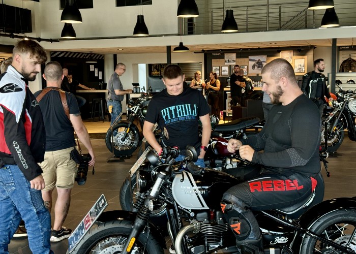 26 triumph bonneville bobber salon lodz