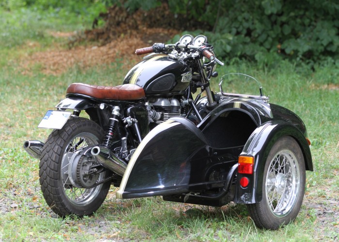 27 motocykl Triumph z koszem dla pasazera