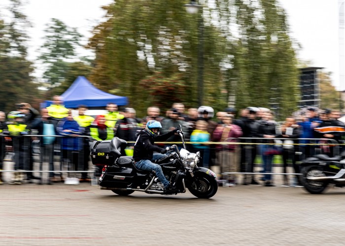 20 Zakonczenie sezonu motocyklowo samochodowego Piotrkow Trybunalski 2024 stunt Maciek DOP