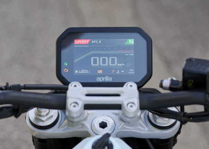 37 Aprilia Tuono 457 2025 wyswietlacz