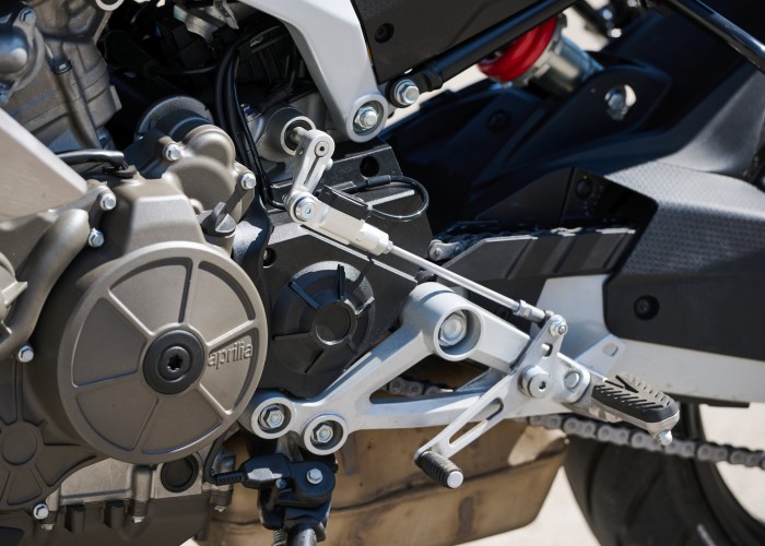 40 Aprilia Tuono 457 2025 dzwignia zmiany biegow