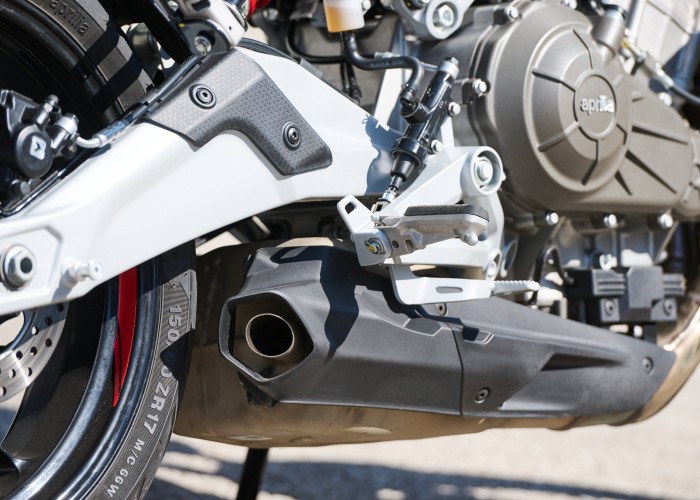 41 Aprilia Tuono 457 2025 tlumik