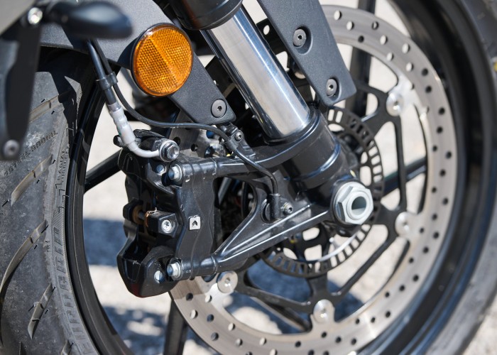 43 Aprilia Tuono 457 2025 zacisk hamulcowy