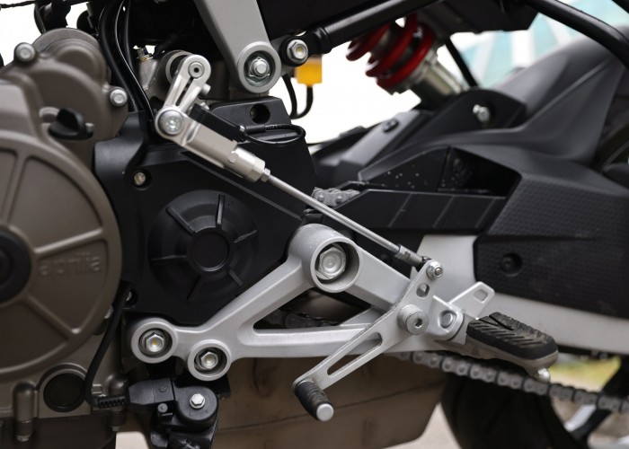 48 Aprilia Tuono 457 2025 podnozek