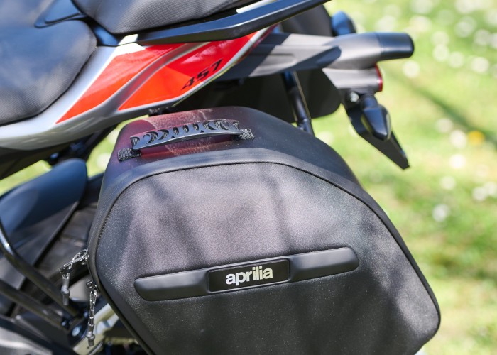 51 Aprilia Tuono 457 2025 kufer boczny