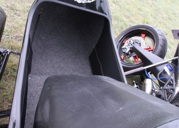 49 Buell 1125 CR z koszem bocznym podnoszone siedzenie