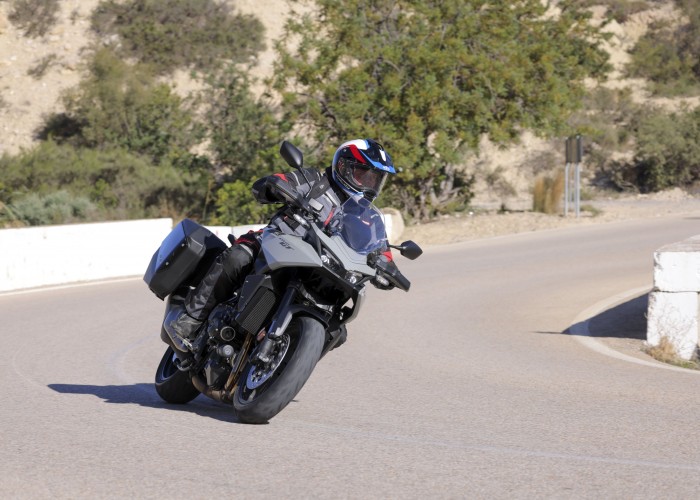 08 Honda CB1000GT 2026 podczas jazdy