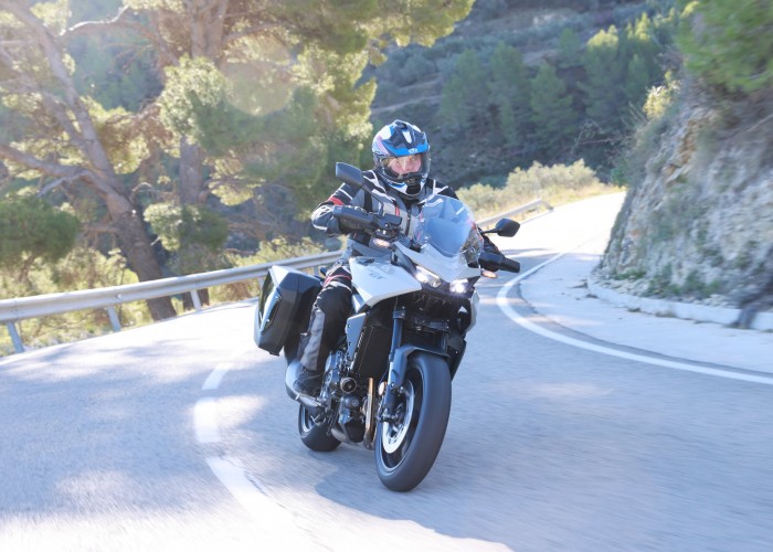 12 Honda CB1000GT 2026 dynamicznie