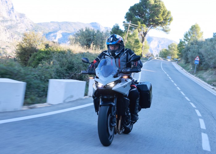 14 Honda CB1000GT 2026 podczas jazdy