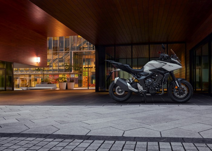 28 Honda CB1000GT Pearl Glare White 2026