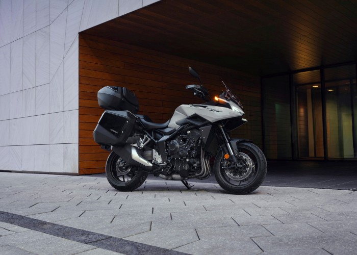 30 Honda CB1000GT 2026 Pearl Glare White