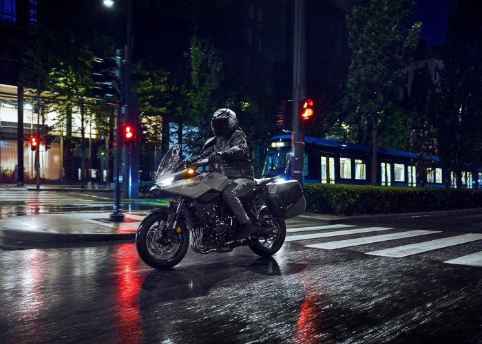 42 Honda CB1000GT 2026 jazda noca