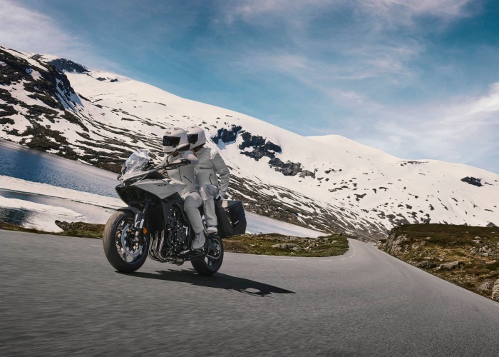 43 Honda CB1000GT 2026 Pearl Glare White jazda