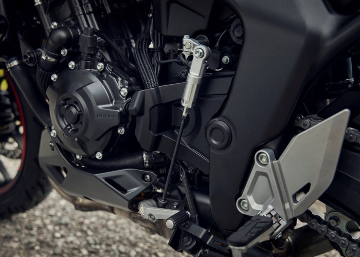 76 Honda CB1000GT 2026 silnik dzwignia