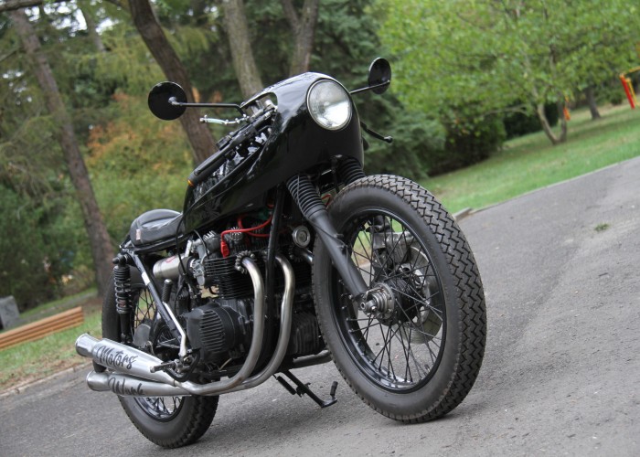 44 Honda CB 550 Hookie Black Mamba w parku